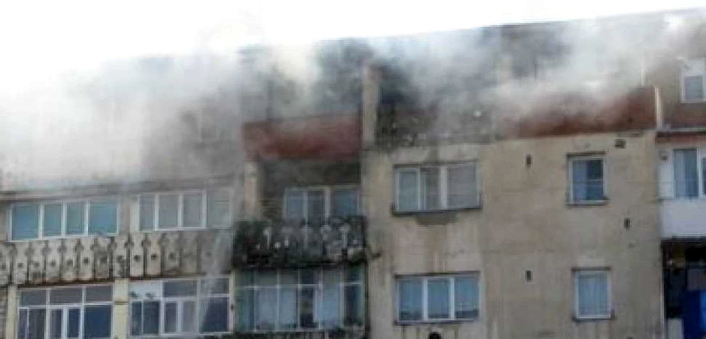 Un bărbat din Fălticeni a murit asfixiat după ce şi-a incendiat apartamentul