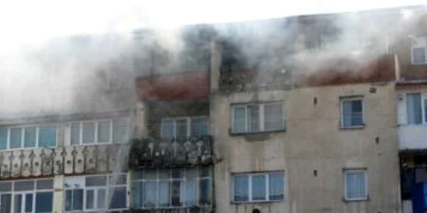 Un bărbat din Fălticeni a murit asfixiat după ce şi-a incendiat apartamentul