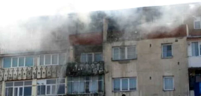Un bărbat din Fălticeni a murit asfixiat după ce şi-a incendiat apartamentul