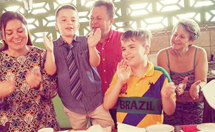 
    Dragoş, alături de soţie,  de băieţi şi de mama lui  