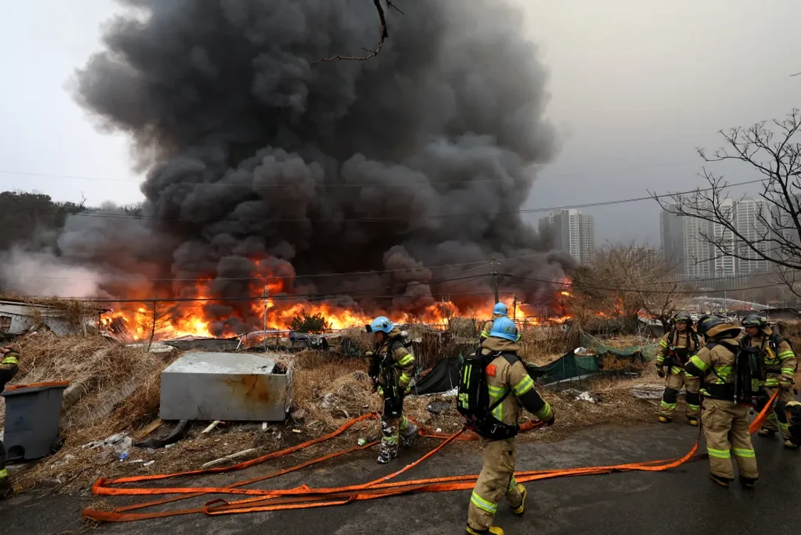 Incendiu puternic în Seul. Sute de pompieri luptă pentru a salva satul Guryong.