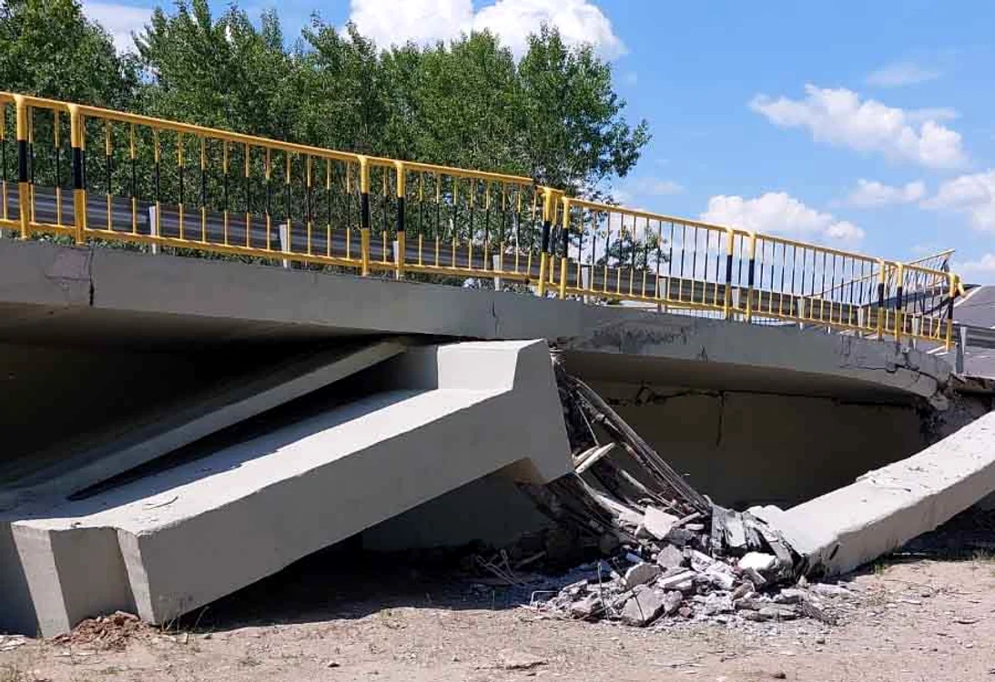 Pilonii podului s-au prăbușit. Foto: ISU Neamț