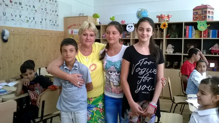 Învăţătoarea Gabriela Popescu şi copiii care recuperează prin programul "A doua şansă" FOTO: Adevărul