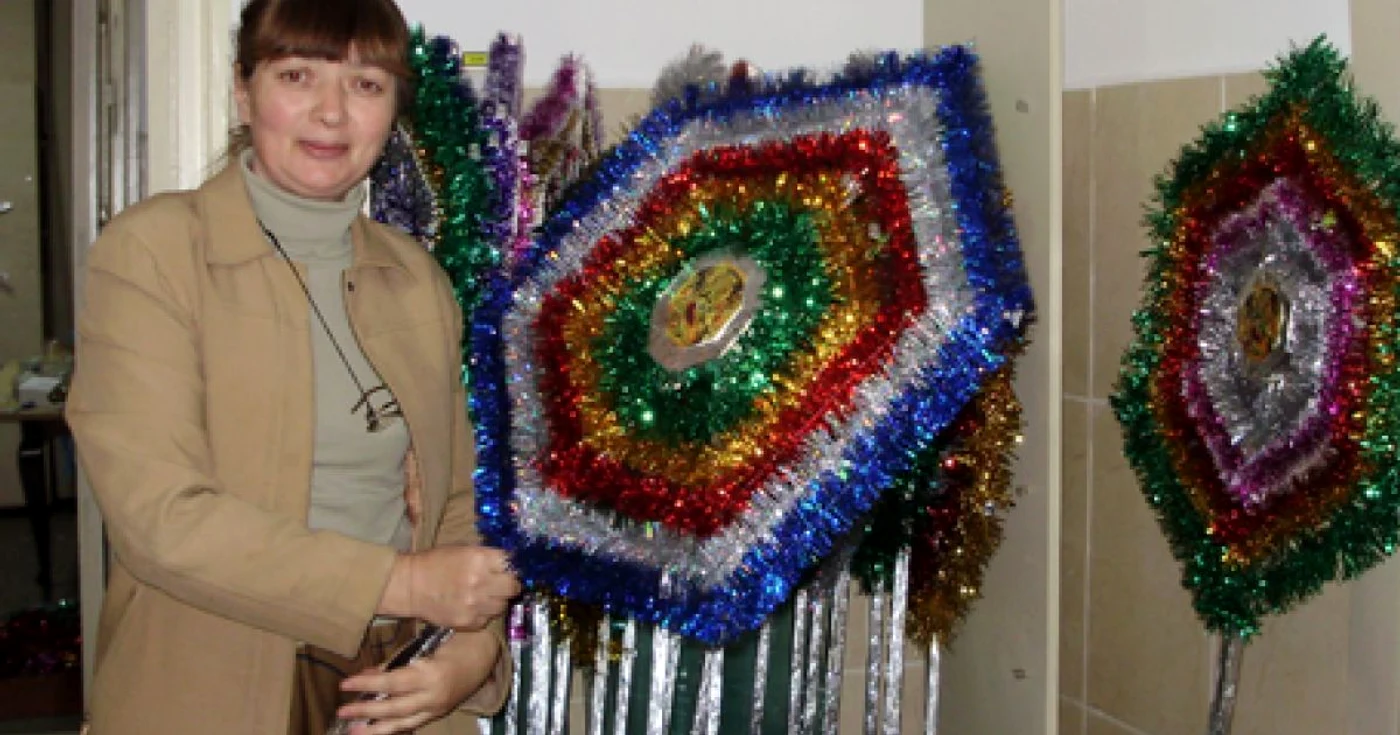 Ornamentele pregătite de voluntari vor fi folosite în Ajunul Crăciunului