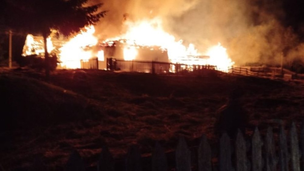 Caz cutremurător la Suceava. Un bătrân abandonat de familie s-a sinucis, dându-şi foc la casă