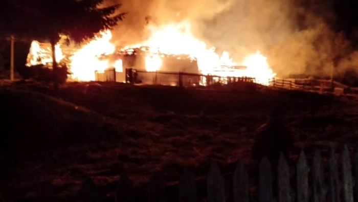 Trupul bătrânului a fost descoperit în casa căreia i-a dat singur foc. FOTO: ISU Suceava