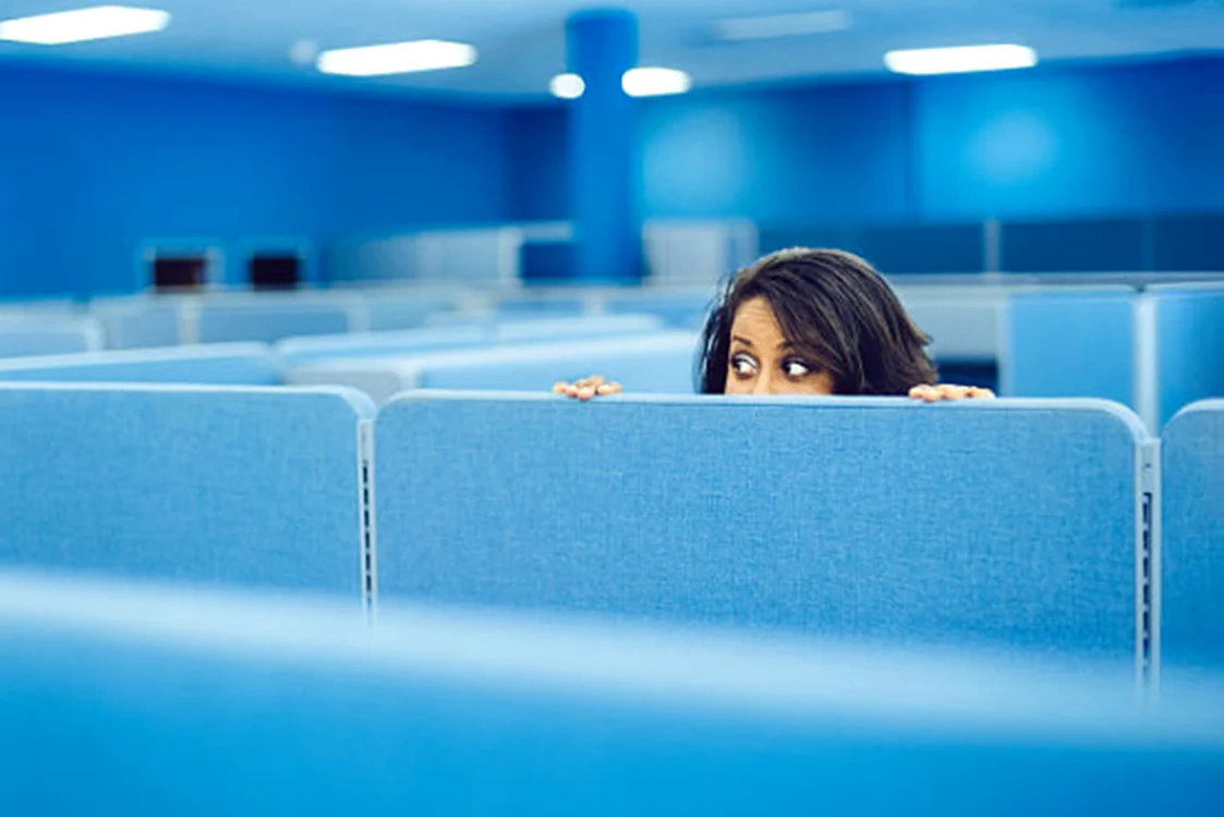 Psihologii spun că cei care bârfesc sunt mai afectați decât cei despre care se vorbește. Foto:IStock