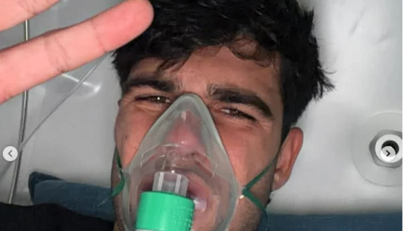 Carlos face semne că totul e bine, în timp ce are masca de oxigen pe față   FOTO Instagram