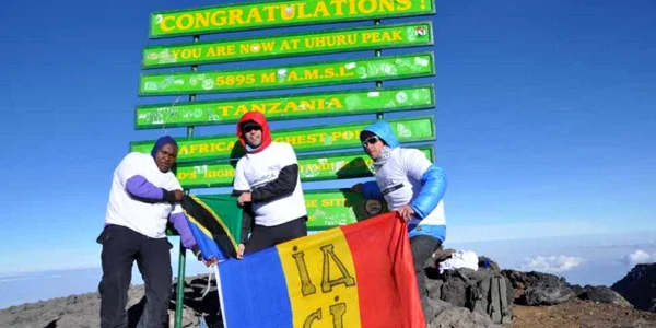 Alpiniştii Adrian Gheorghică şi Ludovic Vieru au urcat pe Kilimanjaro