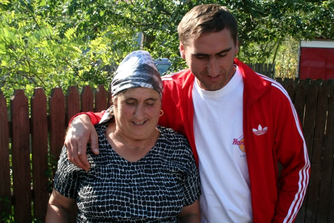 Marius Murariu botoşăneanul condamnat pe nedrept în Fraţa alături de mama sa după eliberare FOTO botosaninecenzurat.ro