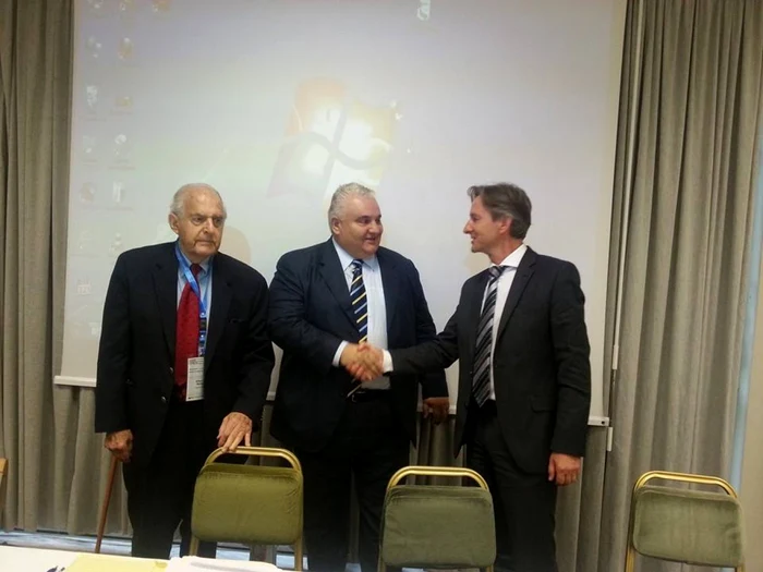 Prefectul Cătălin Popescu (mijloc) a participat la aniversarea Asociaţiei