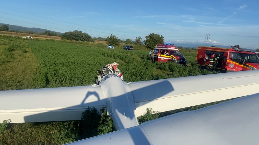 Un aparat de zbor a aterizat forțat pe un câmp din Deva. Pilotul, un tânăr de 21 ani VIDEO 