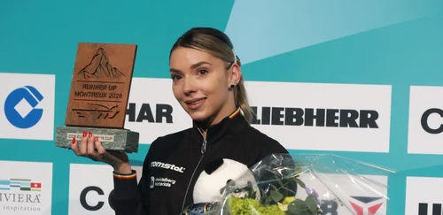 Bernadette Szocs, mândră de trofeul pentru locul 2. Foto Facebook FRTM