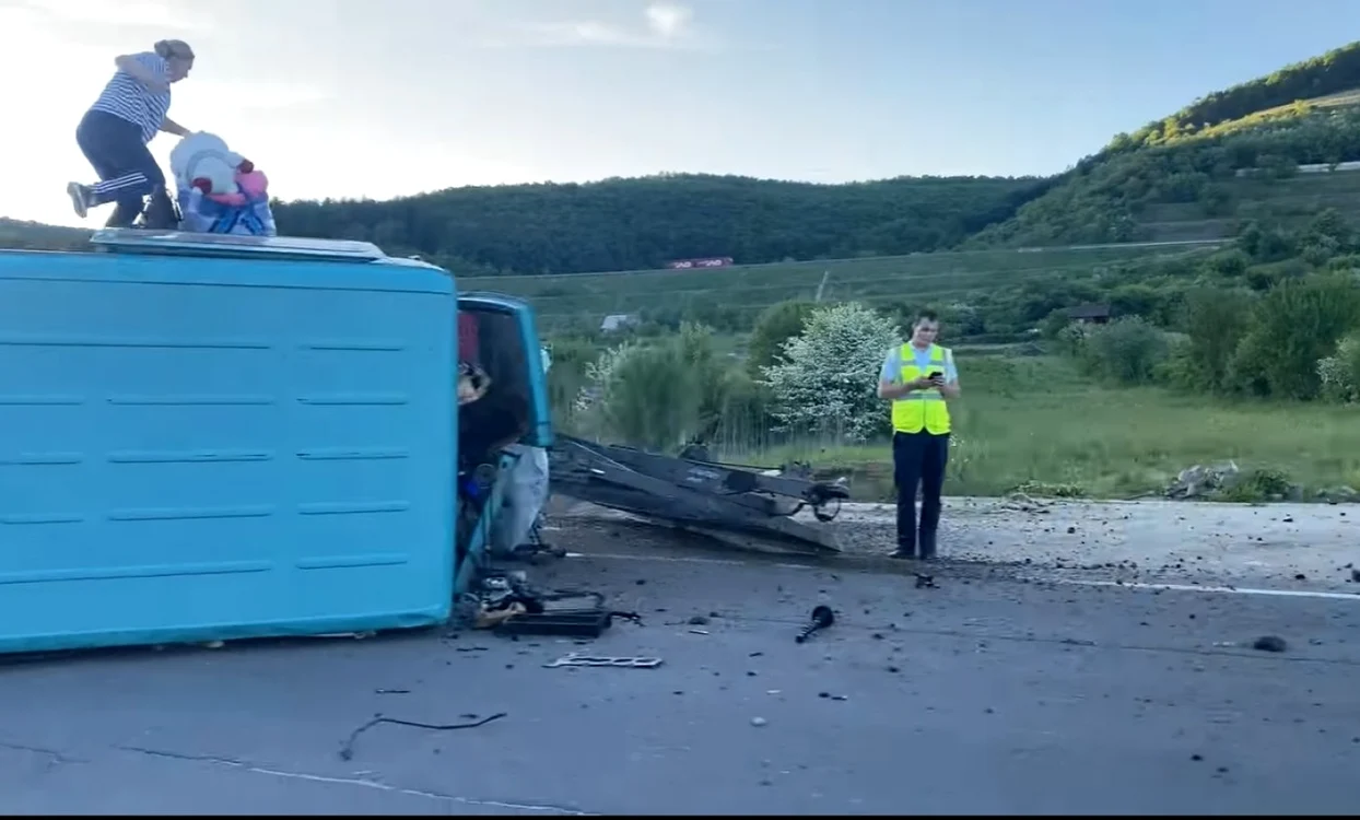 Microbuz cu cinci pasageri străini care tracta un alt microbuz pe o platformă s-a răsturnat pe DN1 în Sibiu Foto captură video
