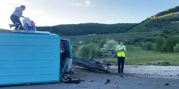 Microbuz cu cinci pasageri străini care tracta un alt microbuz pe o platformă s-a răsturnat pe DN1 în Sibiu Foto captură video