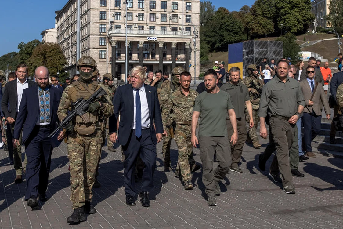 Boris Johnson și Volodimir Zelenski (în centrul imagini) la Kiev FOTO EPA-EFE