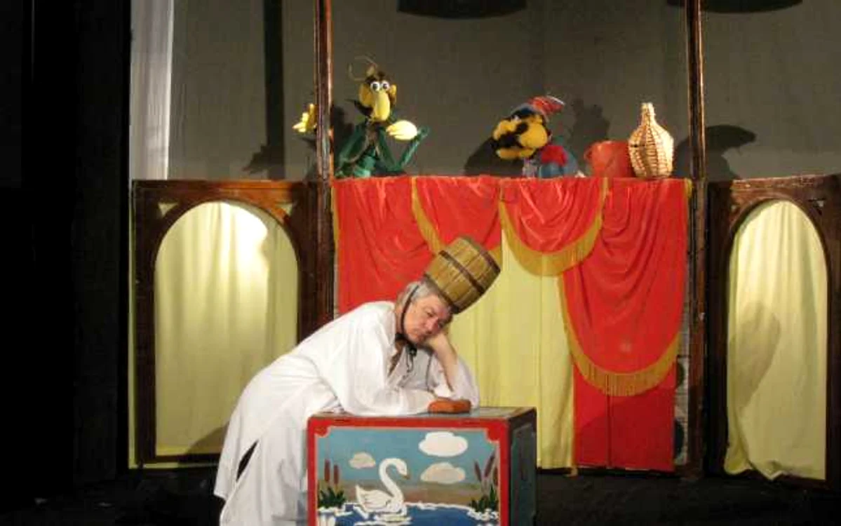 Directorul Teatrului de Păpuşi, Stelian stancu joacă şi el în această piesă. Foto: Bogdan Nistor