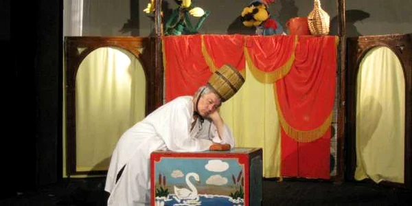 Directorul Teatrului de Păpuşi, Stelian stancu joacă şi el în această piesă. Foto: Bogdan Nistor