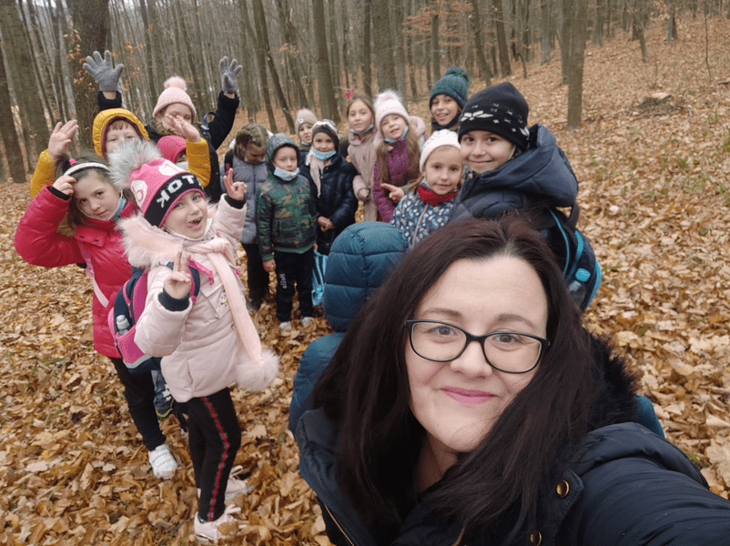Învățătoarea care predă lecțiile prin povești. Elevii săi, exemplu de comportament față de colegii cu cerințe speciale
