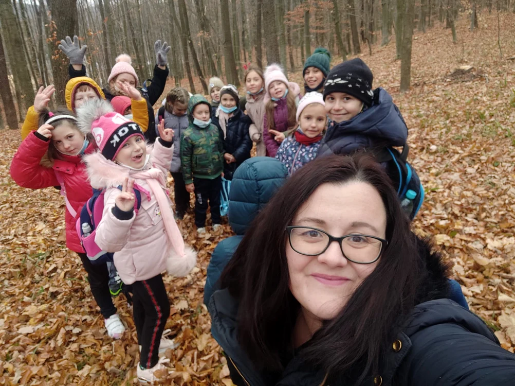 Sabina Stahii la o ieșire în natură alături de elevii săi FOTO arhiva personală