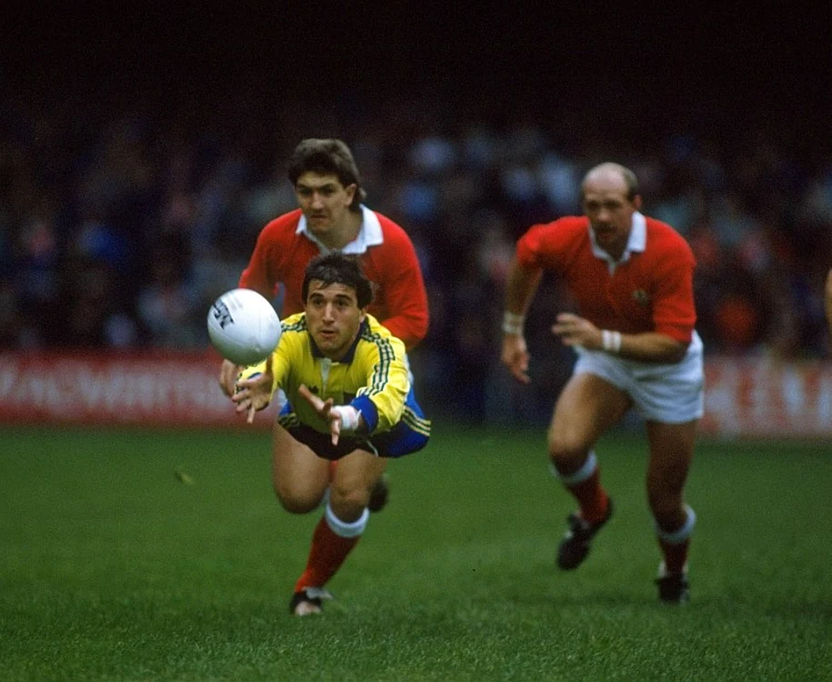 
    În 1987, naționala de rugby, cu Daniel Neaga mijlocaș de grămadă, a izbutit o victorie istorică pe miticul stadion Arms Park din CardiffFoto: Guliver / GettyImages  
