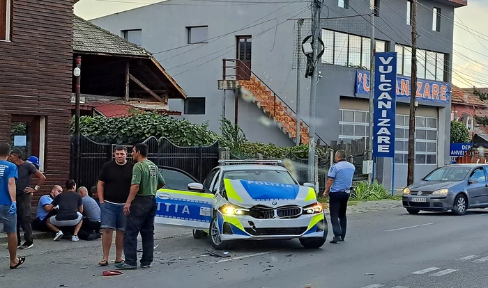 Autospeciala de poliție a fost avariată și doi polițiști au fost răniți Foto: Facebook