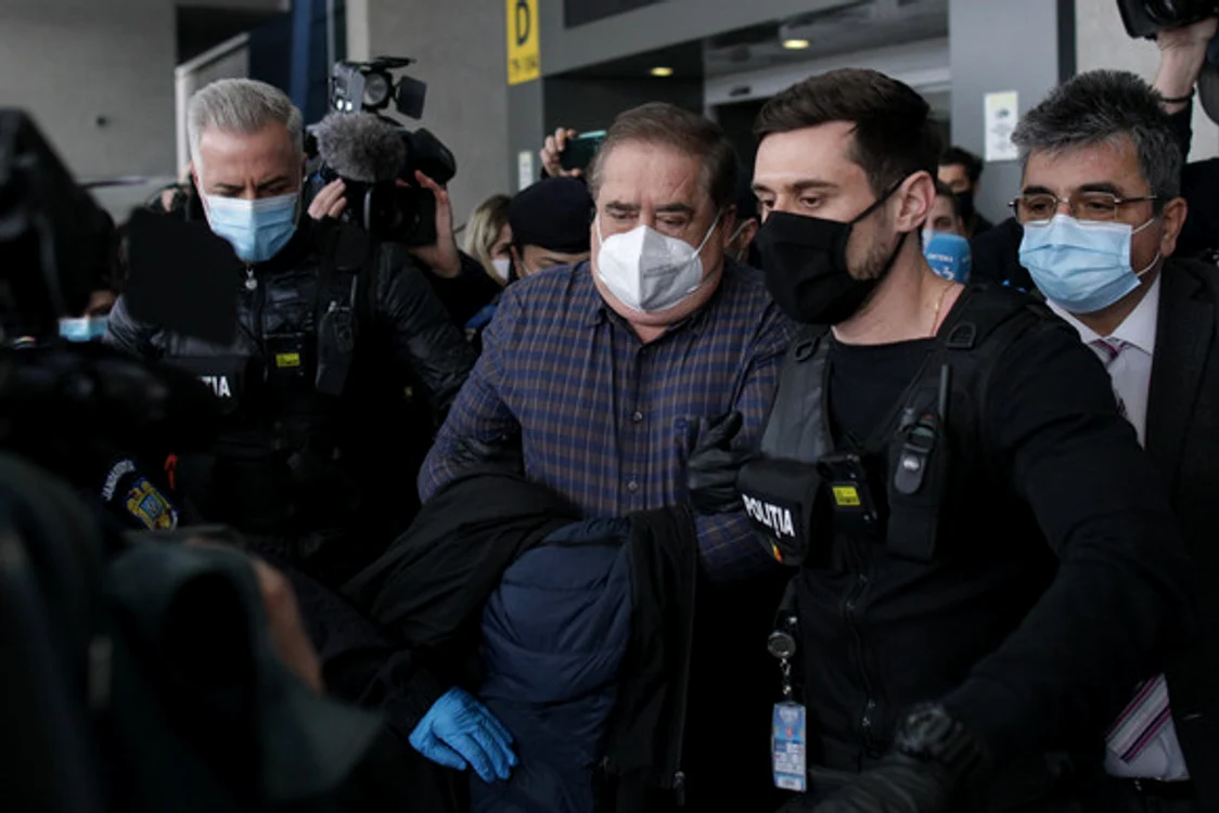 
    Ioan Niculae nu a fost găsit de polițiști acasă la Zimnicea dar a apărut a doua zi pe Aeroportul Otopeni adus de o cursă din ItaliaFoto: Inquam Photos / Octav Ganea  