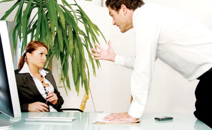 Când nu te poate da afară, şeful te poate face să pleci din „proprie ininţiativă“