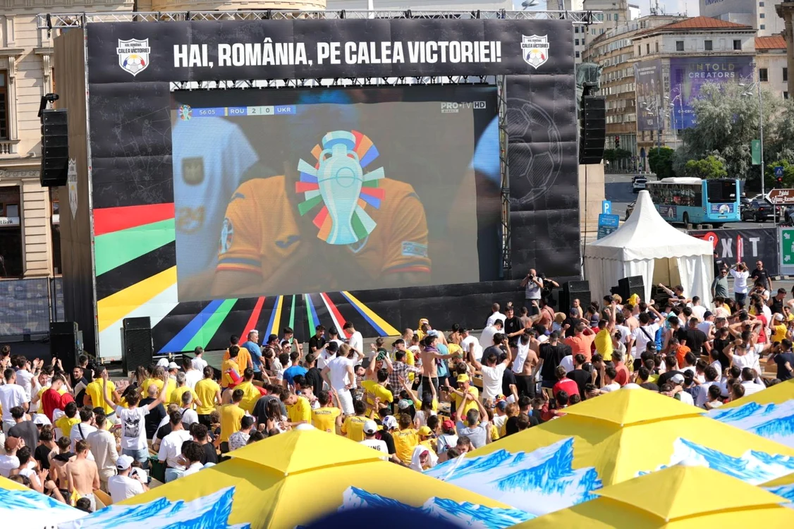 Suporteri urmărind meciul România-Ucraina la Fan Zone
