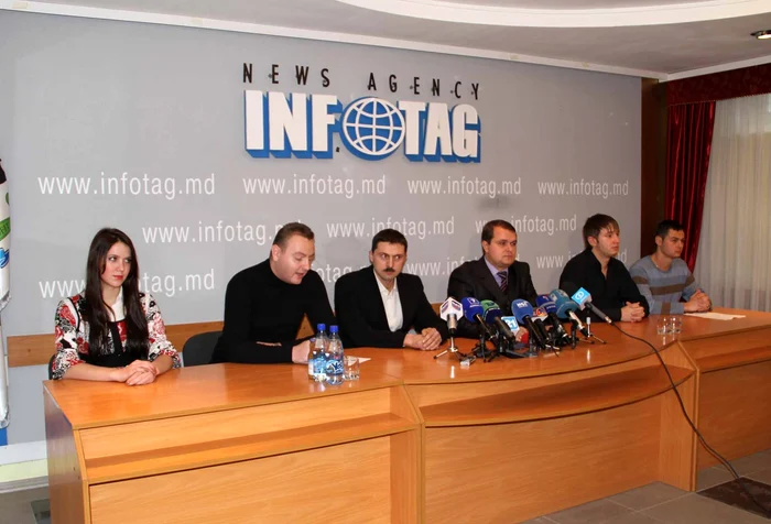 Printre fugari sunt foști consilieri locali, comsomoliști și studenți