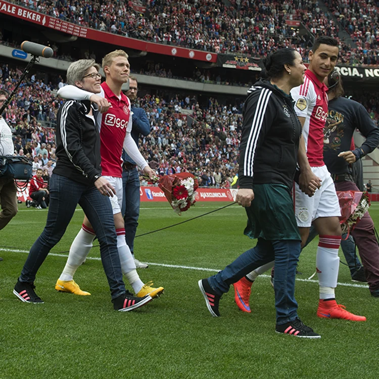 Jucătorii lui ajax, mândrii de mamele lor