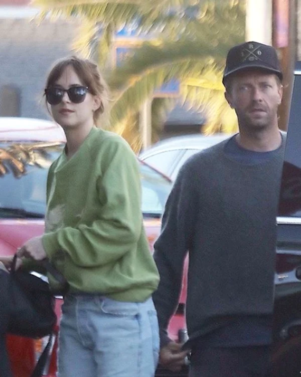 4 chris martin dakota johnson png png