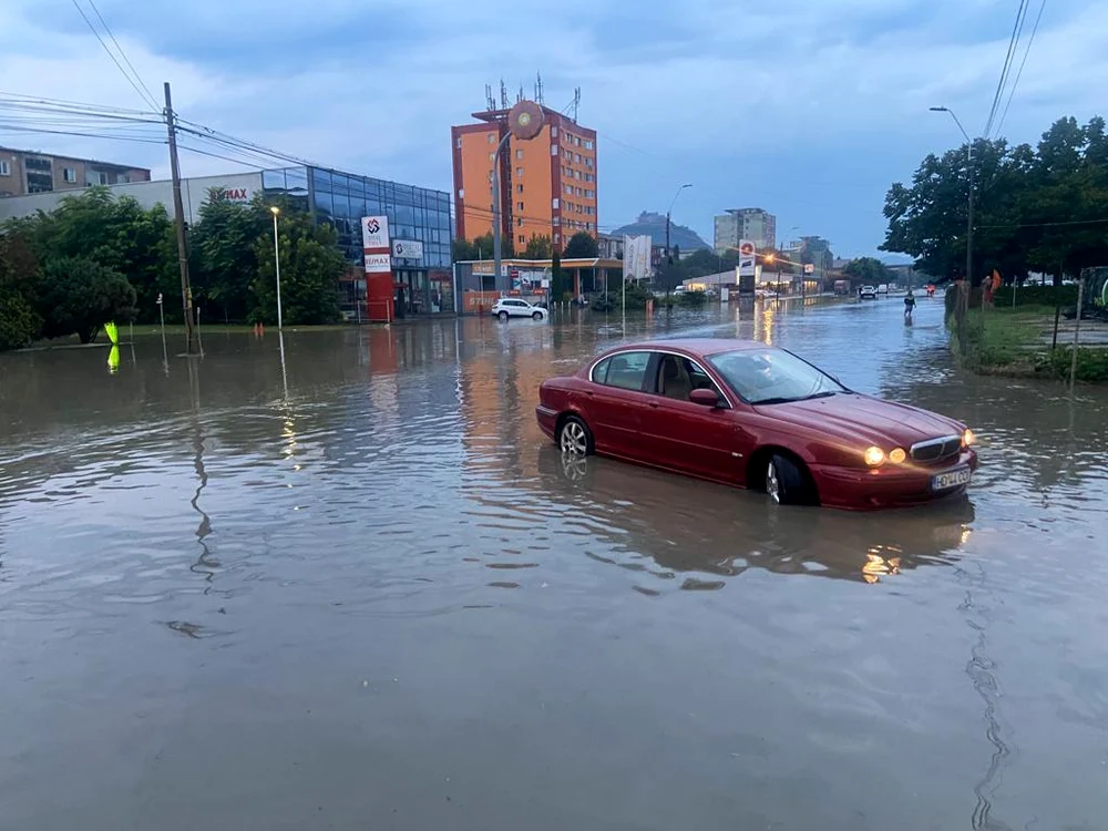 Codul galben de inundații este valabil până marți, la prânz. FOTO arhivă IGSU
