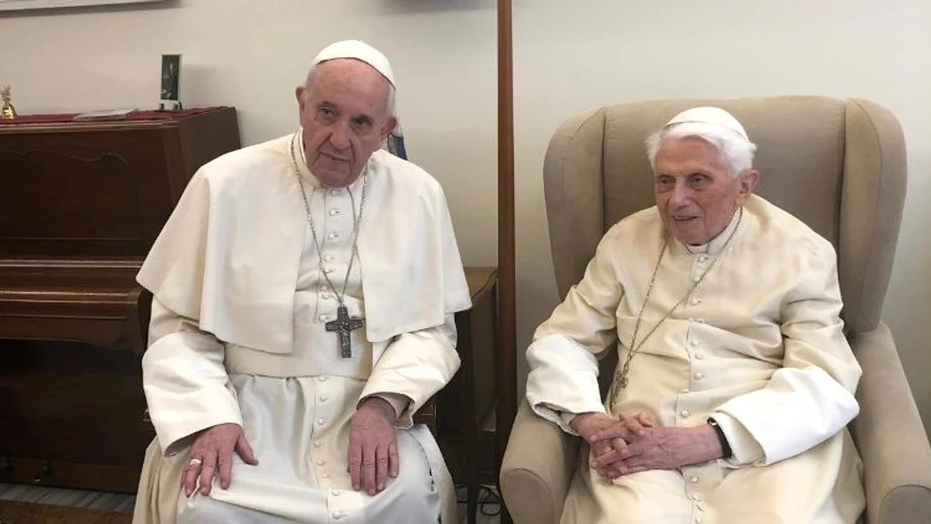 Papa Francisc, alături de fostul Suveran Pontif, Benedict al XVI-lea