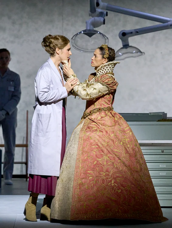 Nicole Car și o artistă mimantă © Wiener Staatsoper / Michael Pöhn