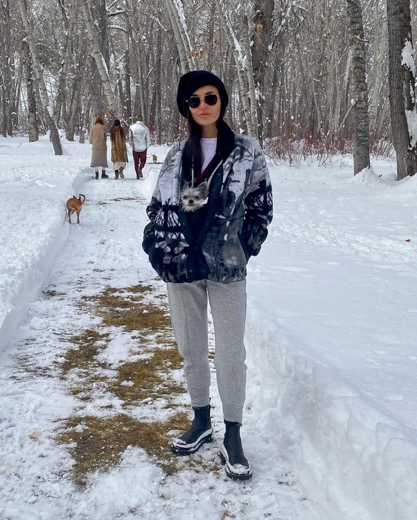 Demi Moore, 58 de ani, și-a scos cățelul la plimbare, în geacă - foto Instagram