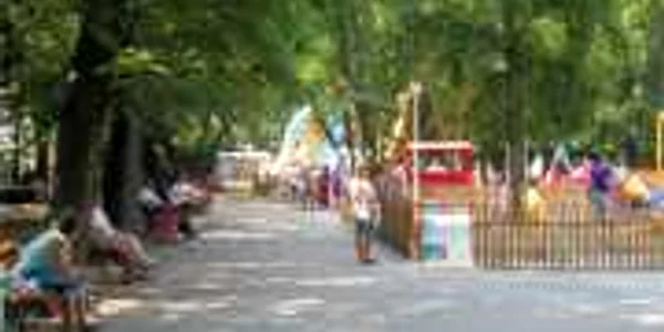 Parcurile, luate cu asalt de târgujienii speriaţi de căldură