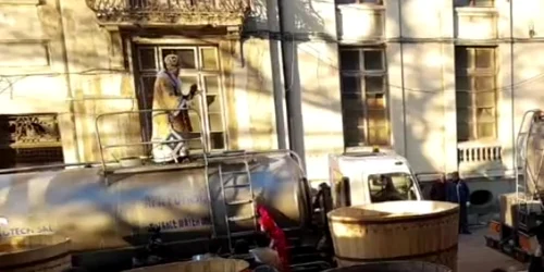 IPS Teodosie urcat pe cisterna la Boboteaza