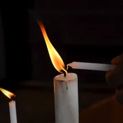 lumanare aprinsa jpeg