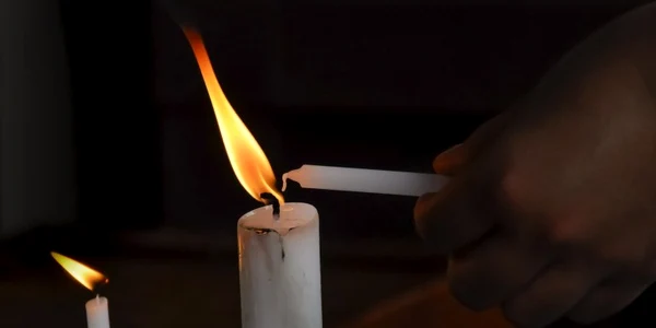 lumanare aprinsa jpeg