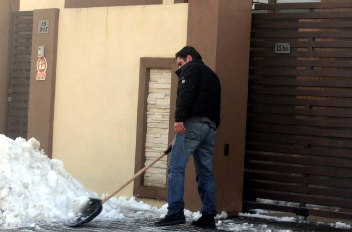 Bărbatul a avut grijă să dea toată zăpada din faţa casei
