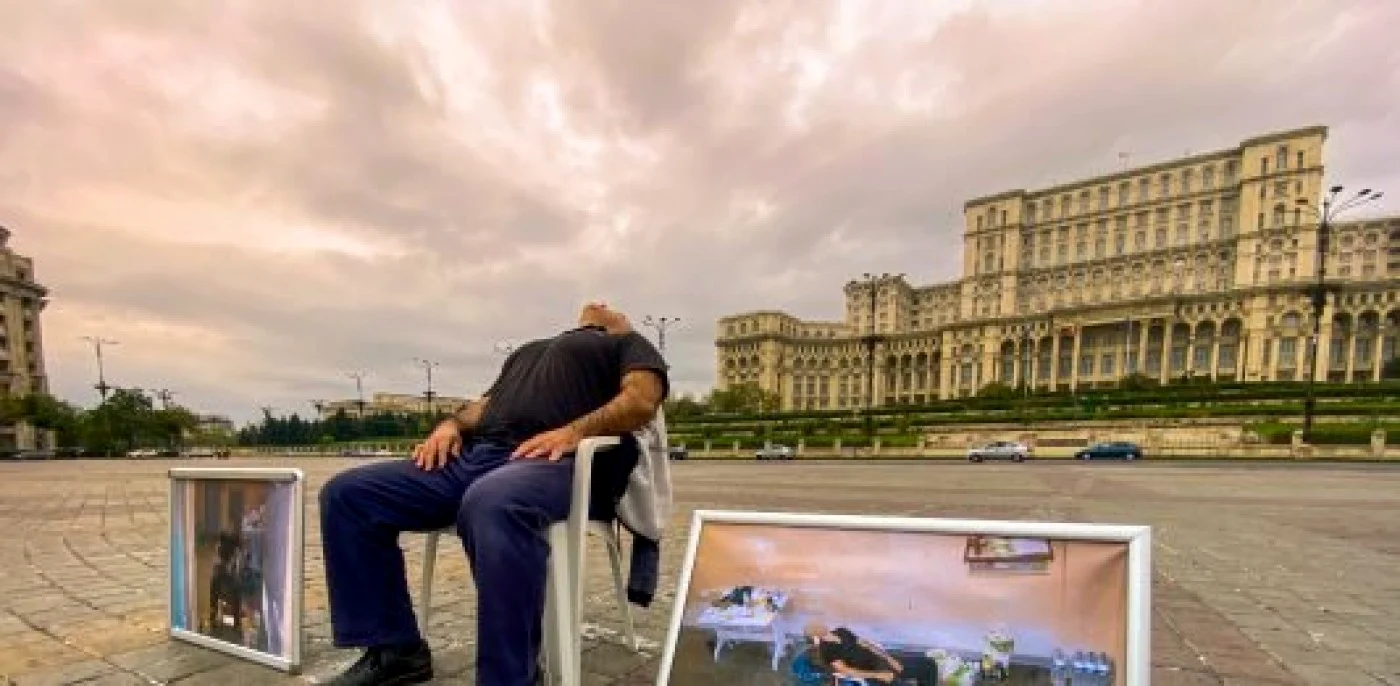 Jurnalistul Necdet Celik, a protestat în Piaţa Constituţiei FOTO: zaman.ro