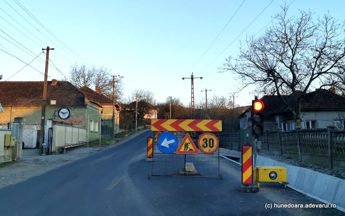 Au reapărut semafoarele pe şoseaua Hunedoara - Călan. Foto: Daniel Guţă. ADEVĂRUL.