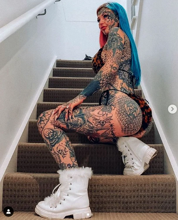 Tânăra vrea să își mai facă tatuaje