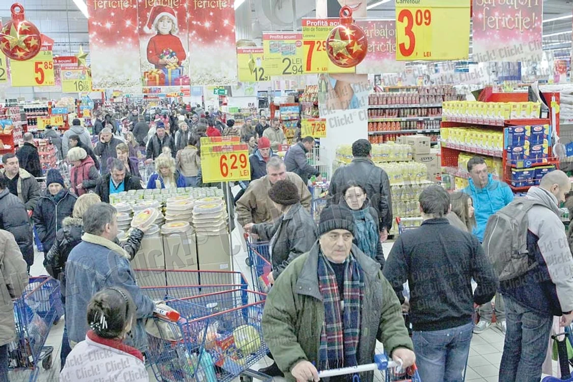 
    În zona caselor  de marcat a fost  la fel de aglomerat (Fotografii: Sever Gheorghe )  