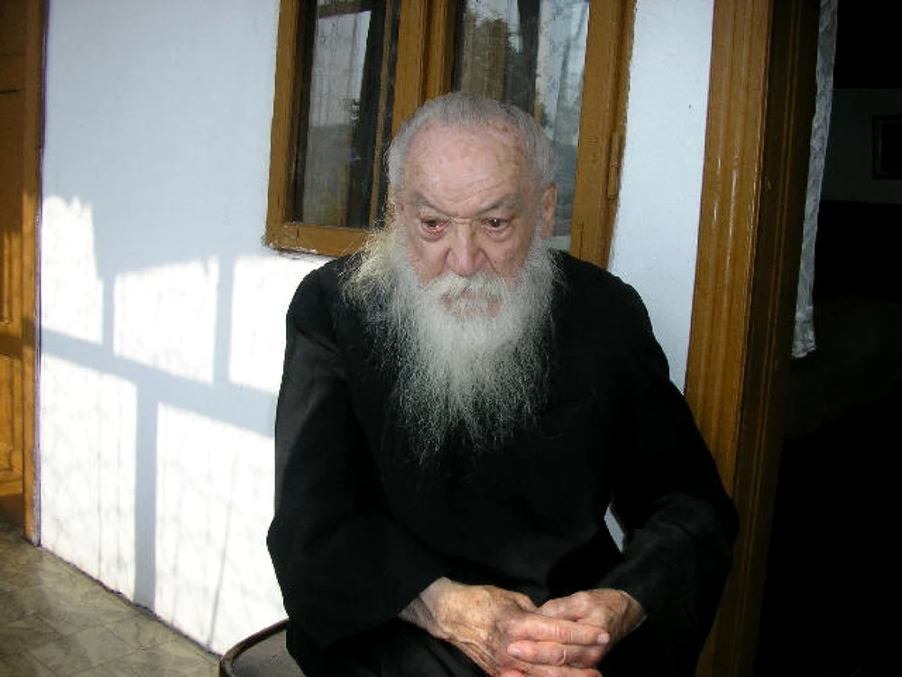 Preotul care a înviat din morţi de 7 ori. Părintele Adrian Făgeţeanu: 
“Aveam abdomenul spart şi mi se vedeau intestinele risipite pe prundiş”
