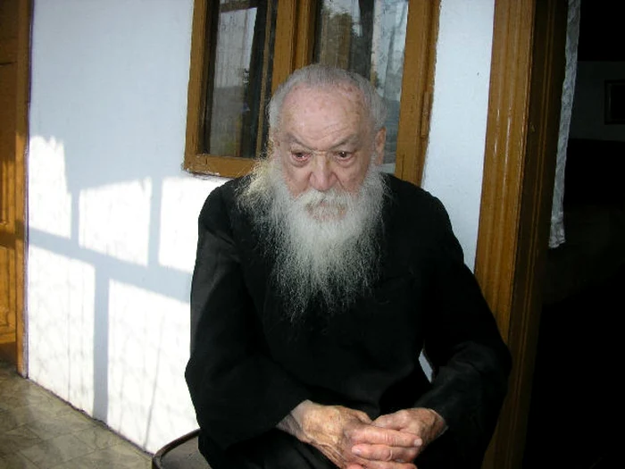 Preotul care a înviat din morţi de 7 ori. Părintele Adrian Făgeţeanu:
“Aveam abdomenul spart şi mi se vedeau intestinele risipite pe prundiş”