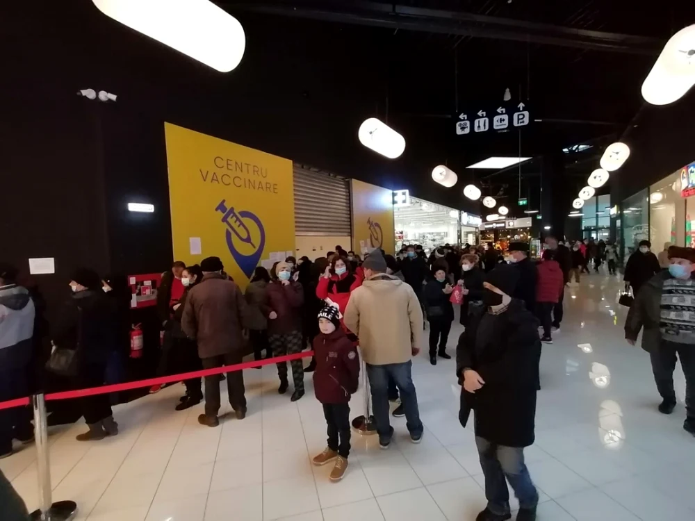 Coadă la un centru de vaccinare din Brăila, sursa: C.M