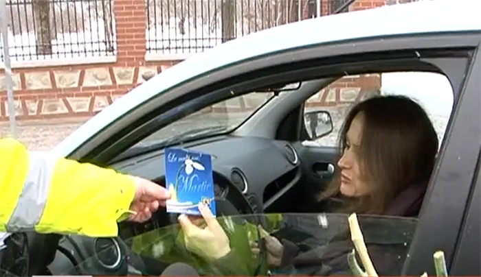 Şoferiţele au primit câte un mărţişor, o felicitare şu un pliant FOTO: Arhivă