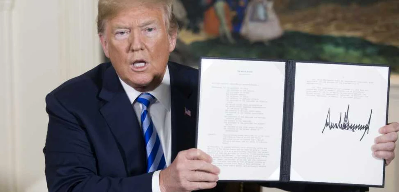 Trump arată memorandumul prezidenţial de securitate naţională cu privire la Iran FOTO EPA-EFE